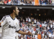 爱游戏APP-绿茵场上的横扫与羽球场上的独舞，当团队荣耀遇见个人极限