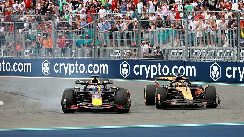 梅赛德斯险胜红牛车队，皮亚斯特里统治全场