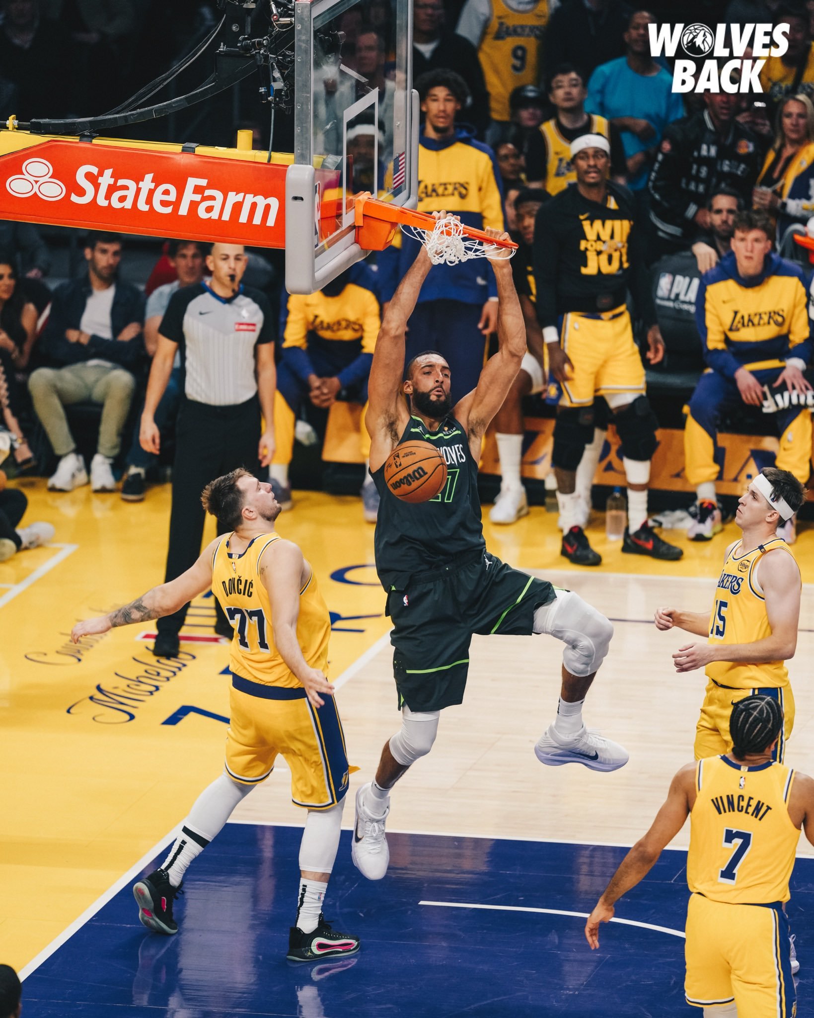 尼克斯险胜湖人B队，萨姆·米切尔关键制胜