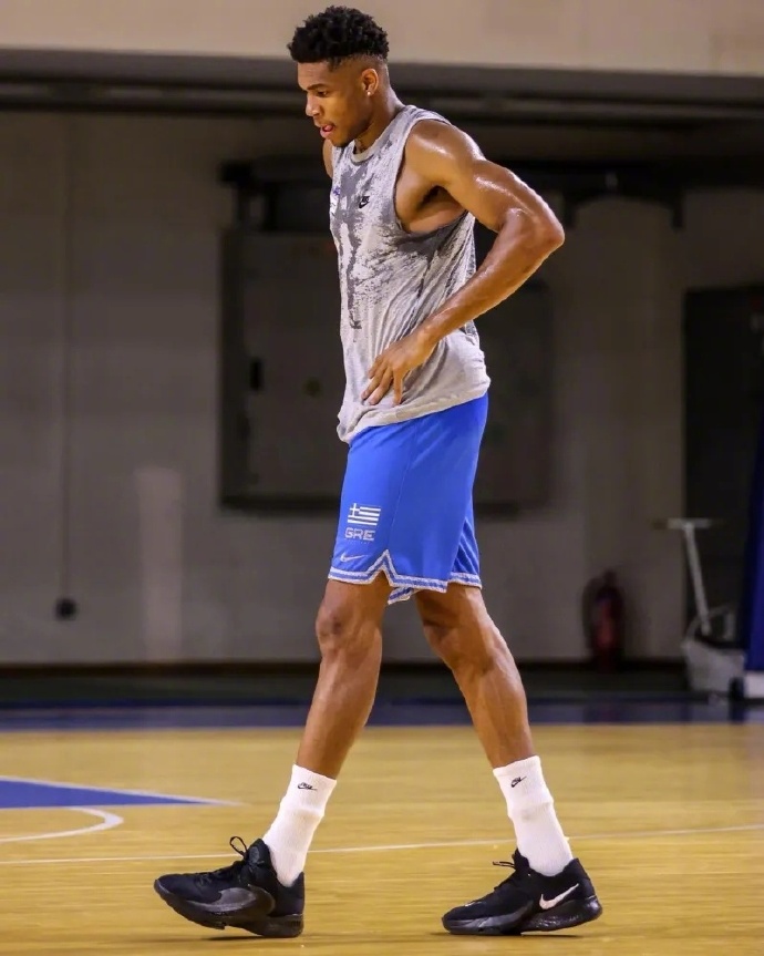 希腊男篮轻取雄鹿B队，乔治·希尔高光表现