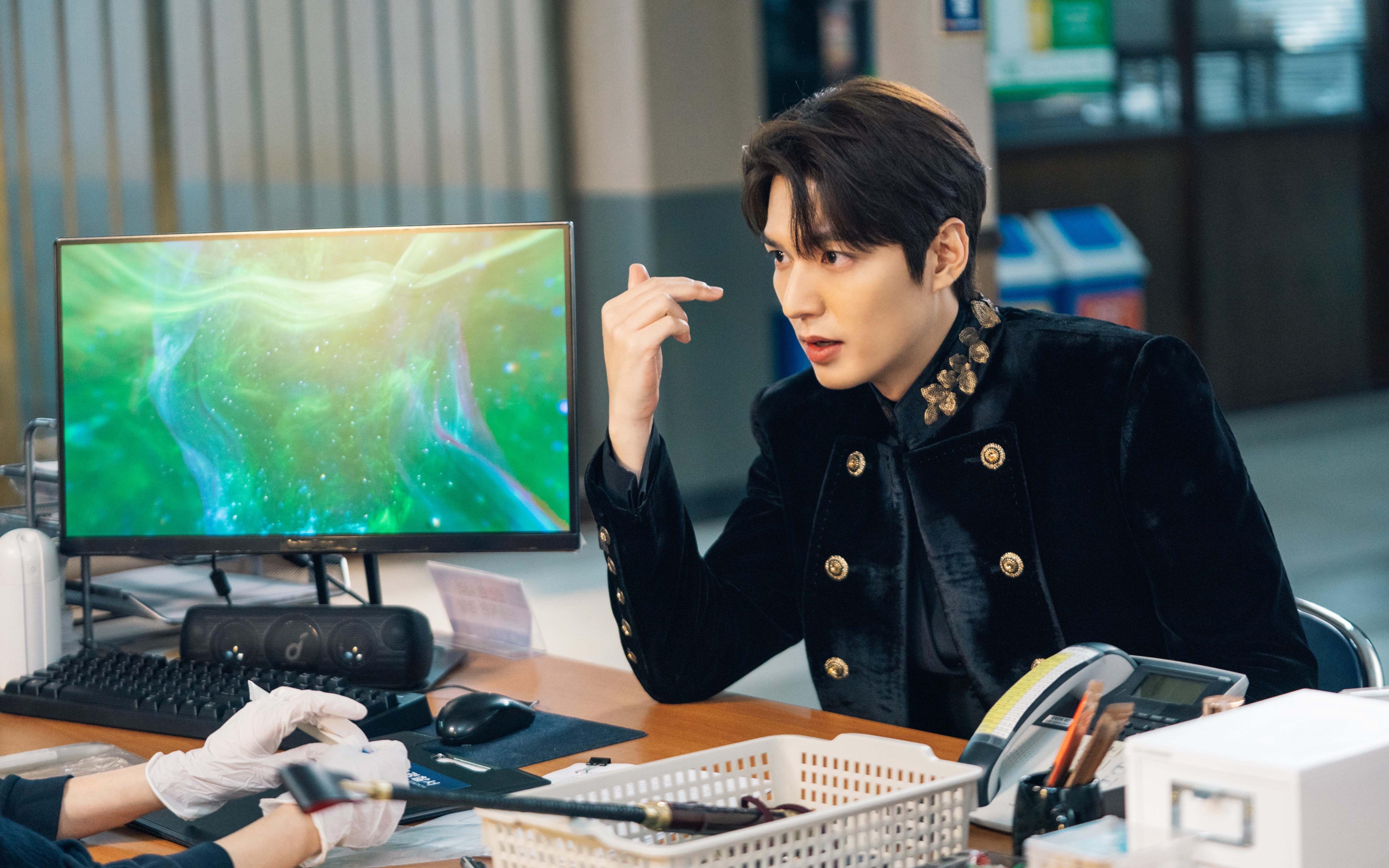 暗夜锁链，卢卡库如何用F1的智慧在街道赛之夜冻结对手